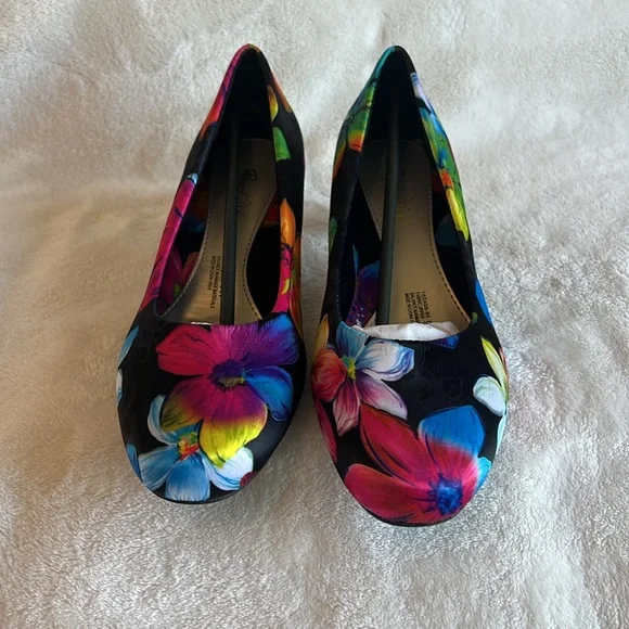 NWOT, 9 wide, Angel Flex Black Floral Closed , Round Toe Pumps Shoes. - Picture 13 of 14